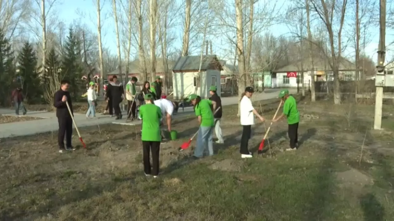 10 га очистили от мусора в ВКО в рамках «Таза Қазақстан»