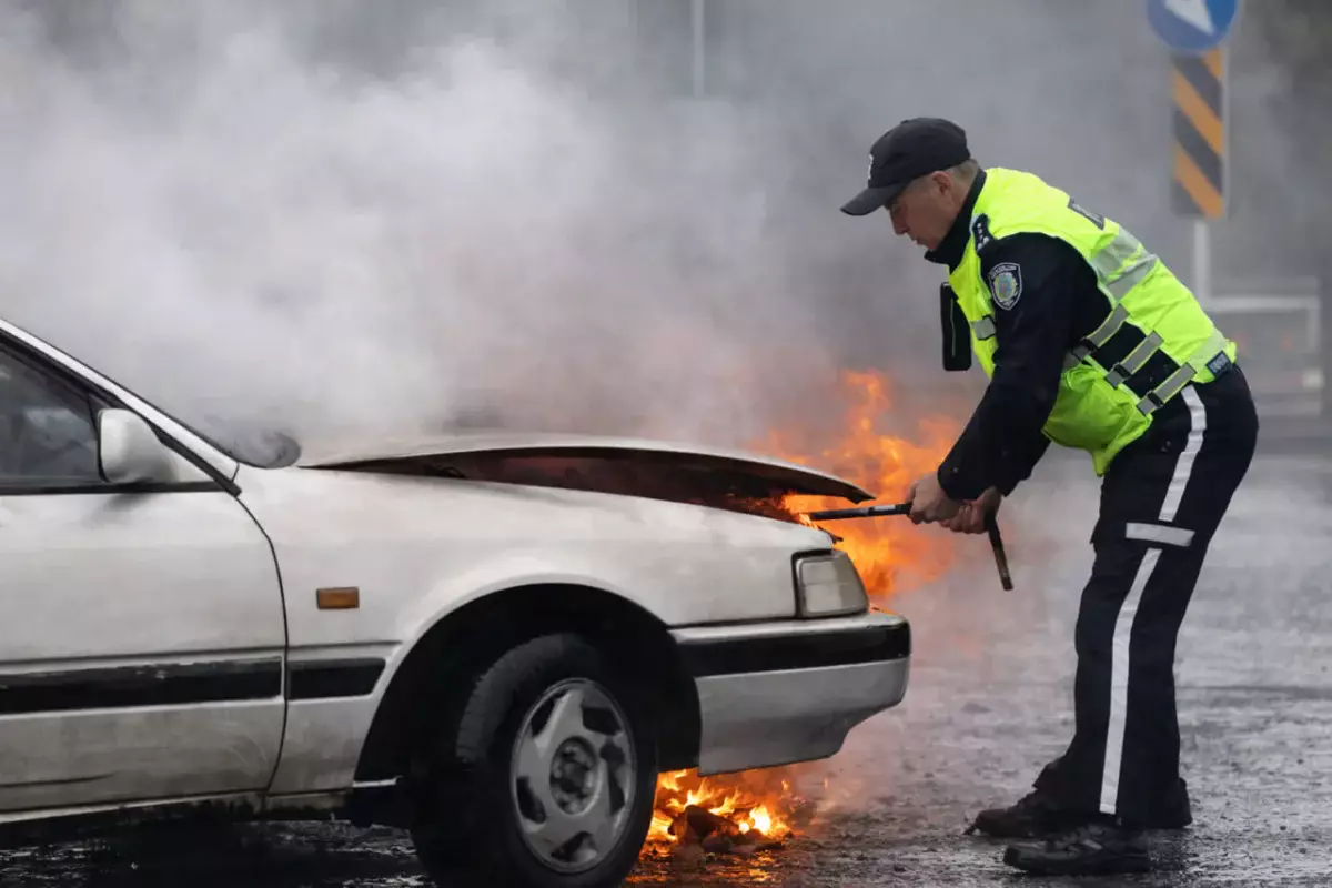 Машина вспыхнула прямо на трассе в Жетысу