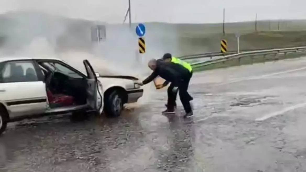 Полицейские потушили загоревшийся автомобиль в области Жетысу