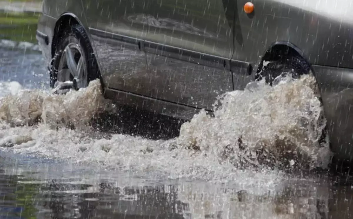 Алматыда жолдарды су басуына байланысты жергілікті төтенше жағдай режимі енгізілді