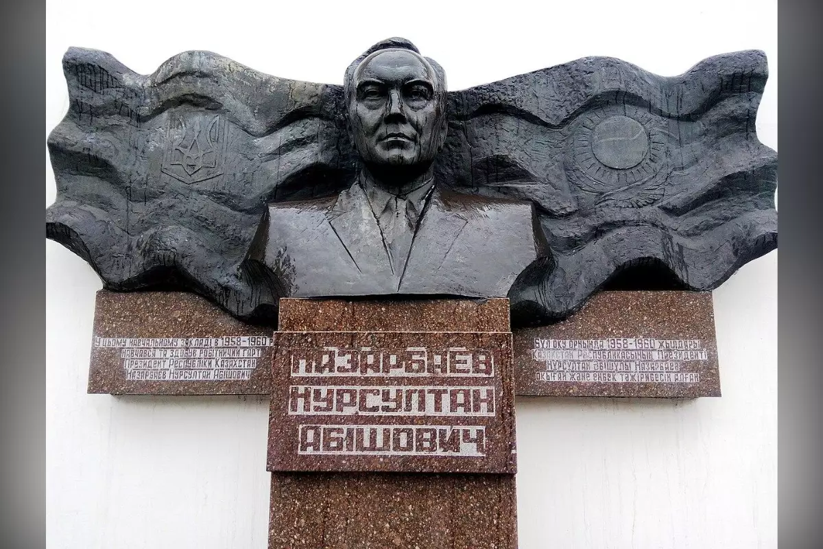 Памятник Назарбаеву отказались сносить в Украине