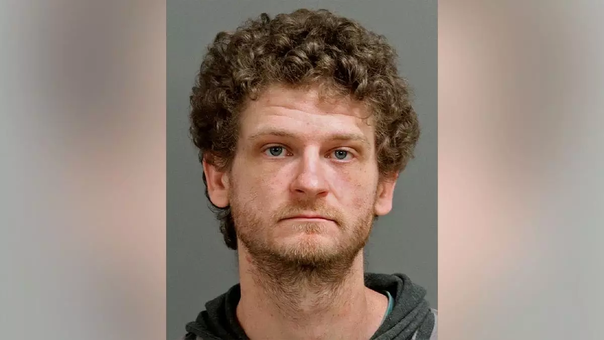 Актер "Голодных игр" Итан Джеймисон арестован по обвинению в нападении с намерением убийства.