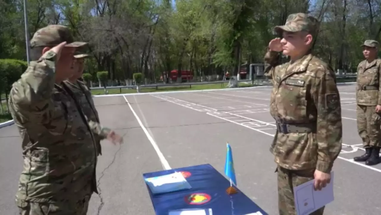 В Алматы состоялся первый выпуск военных ремонтников
