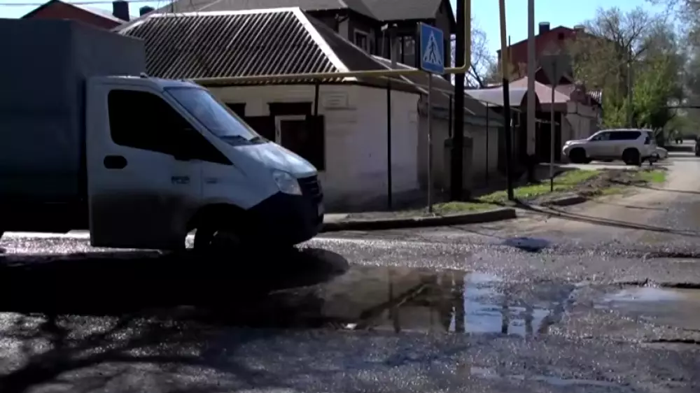 Снег сошёл, остались ямы: дороги в Уральске снова не выдержали зиму