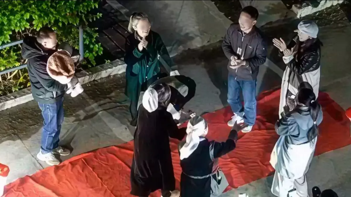 В Актау жильцов оштрафовали за ночной юбилей с «красной дорожкой» во дворе