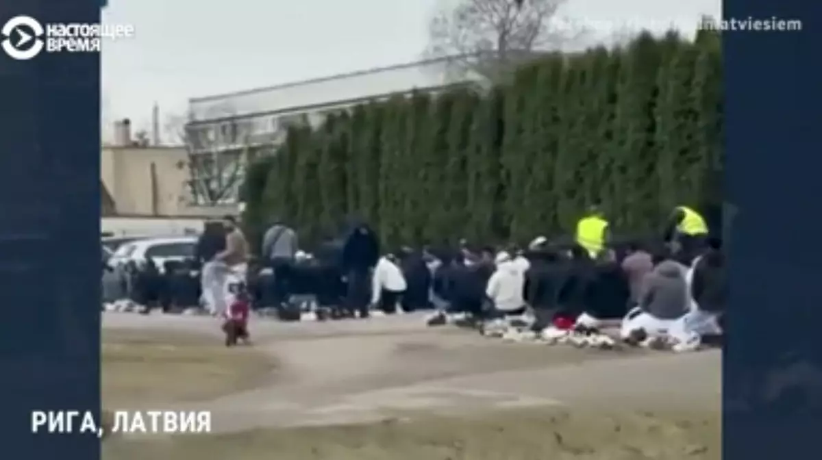 В Риге мусульмане провели коллективную молитву в банкетном зале и на тротуаре — приехала полиция