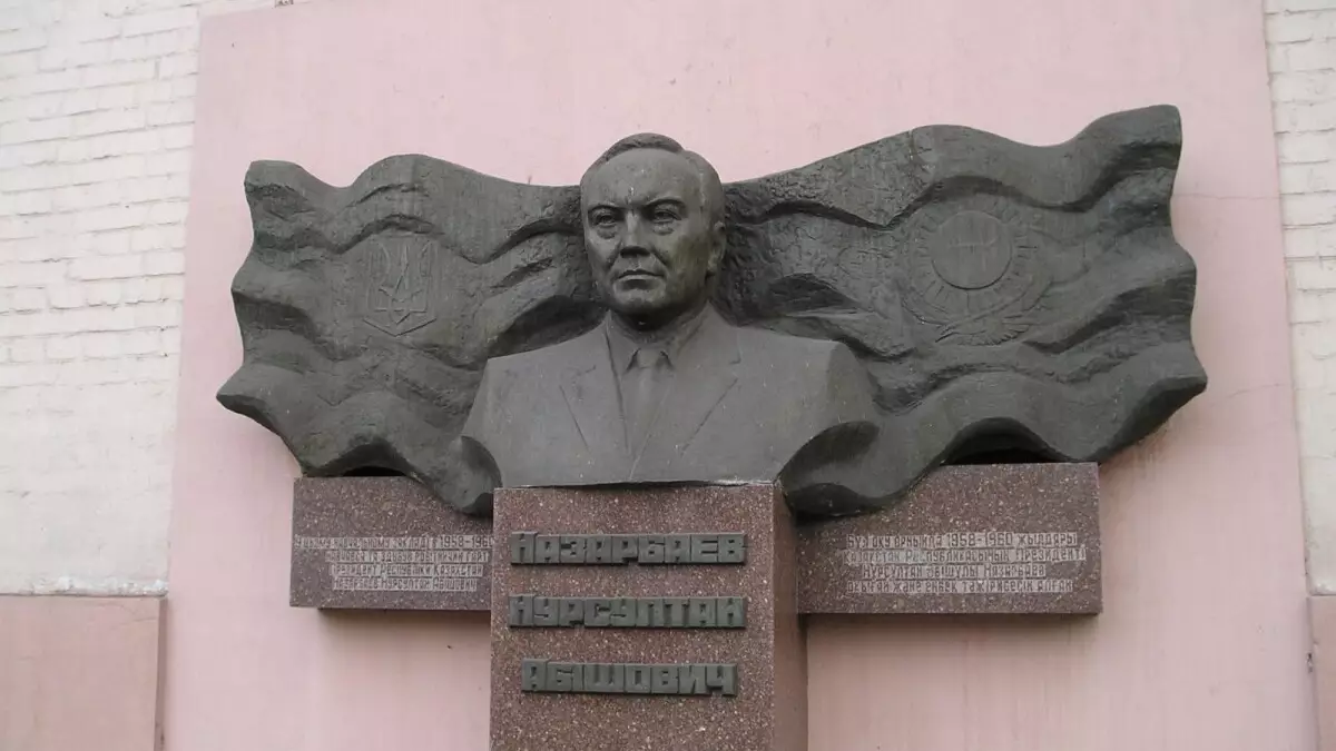 Украина билігі Назарбаевтың ескерткішін бұзбайтын болды