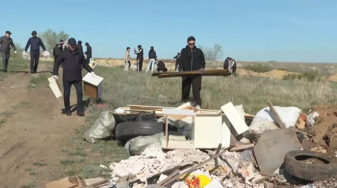 Ақтөбеде студенттер сенбілікке шықты