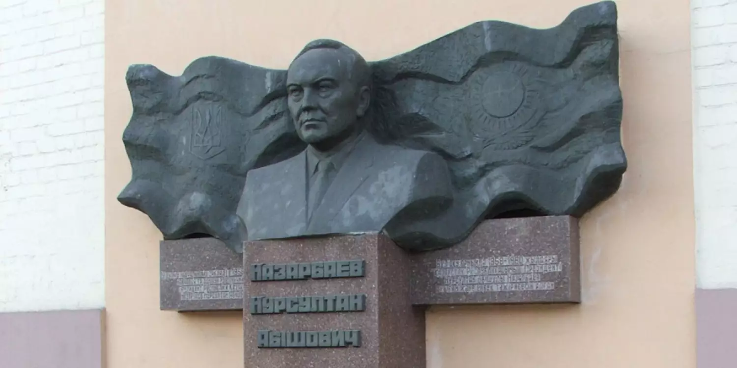 Украинада Назарбаевтың ескерткішін алып тастаудан бас тартты