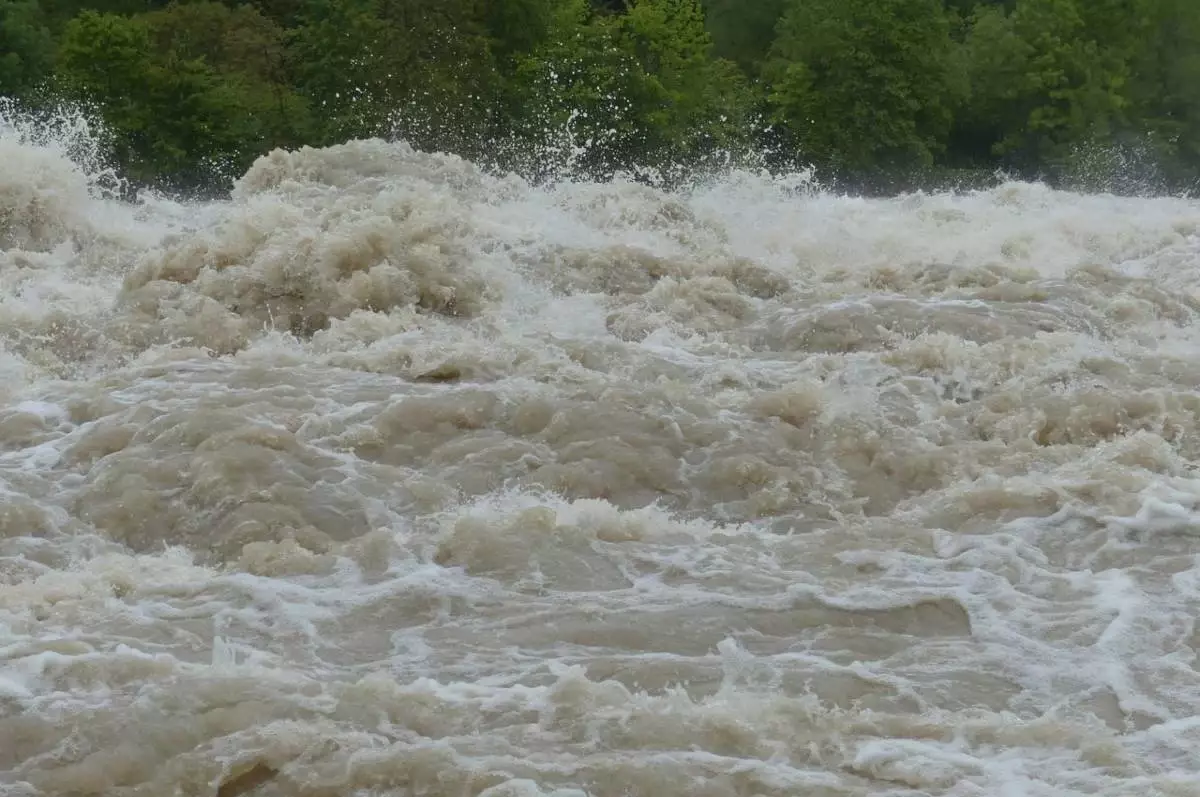 Петропавлда судың тасуына байланысты жол учаскесі жабылып, көліктердің жүруіне шектеу қойылды