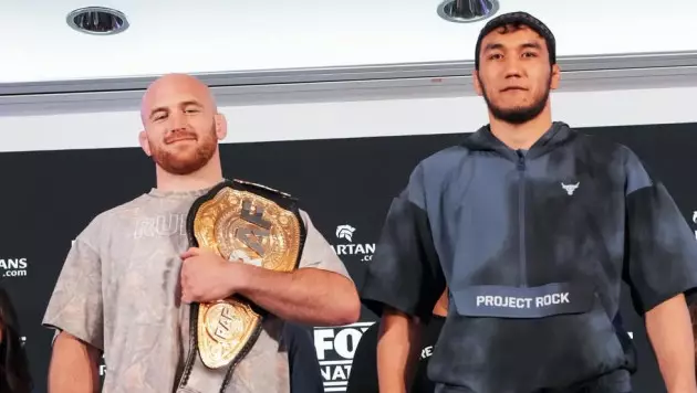 Айтмухан провёл дуэль взглядов с легендарным борцом: они проведут реванш за пояс