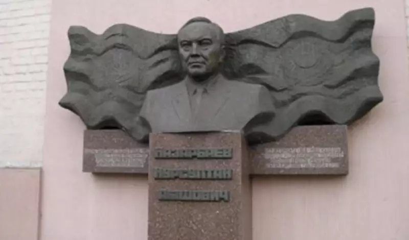 Памятник Назарбаеву не будут сносить в Украине
