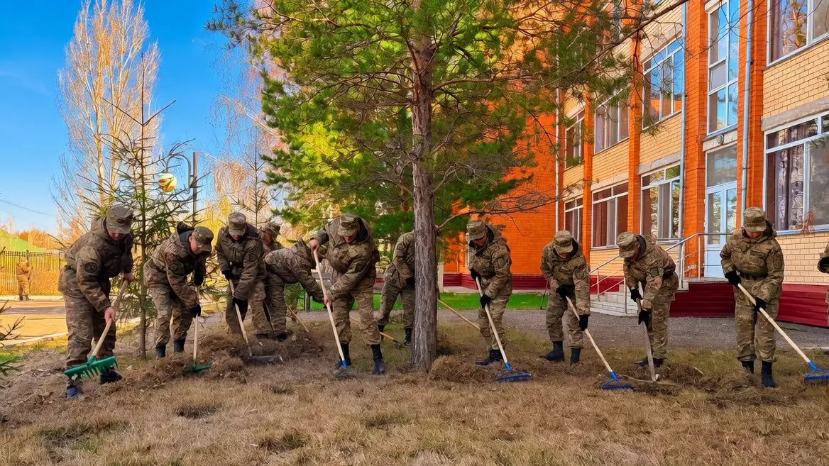 Нацгвардейцы вышли на экоакцию в центре «Шарапат» в Астане