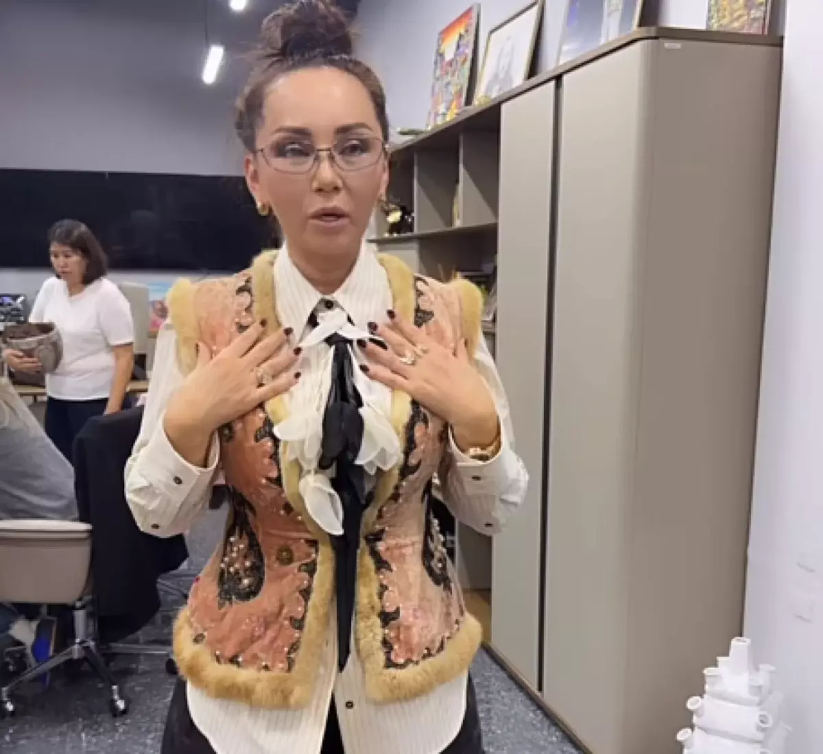 В Казнете разгорелся спор вокруг камзола Кыз-Жибек: Баян Алагузова прокомментировала