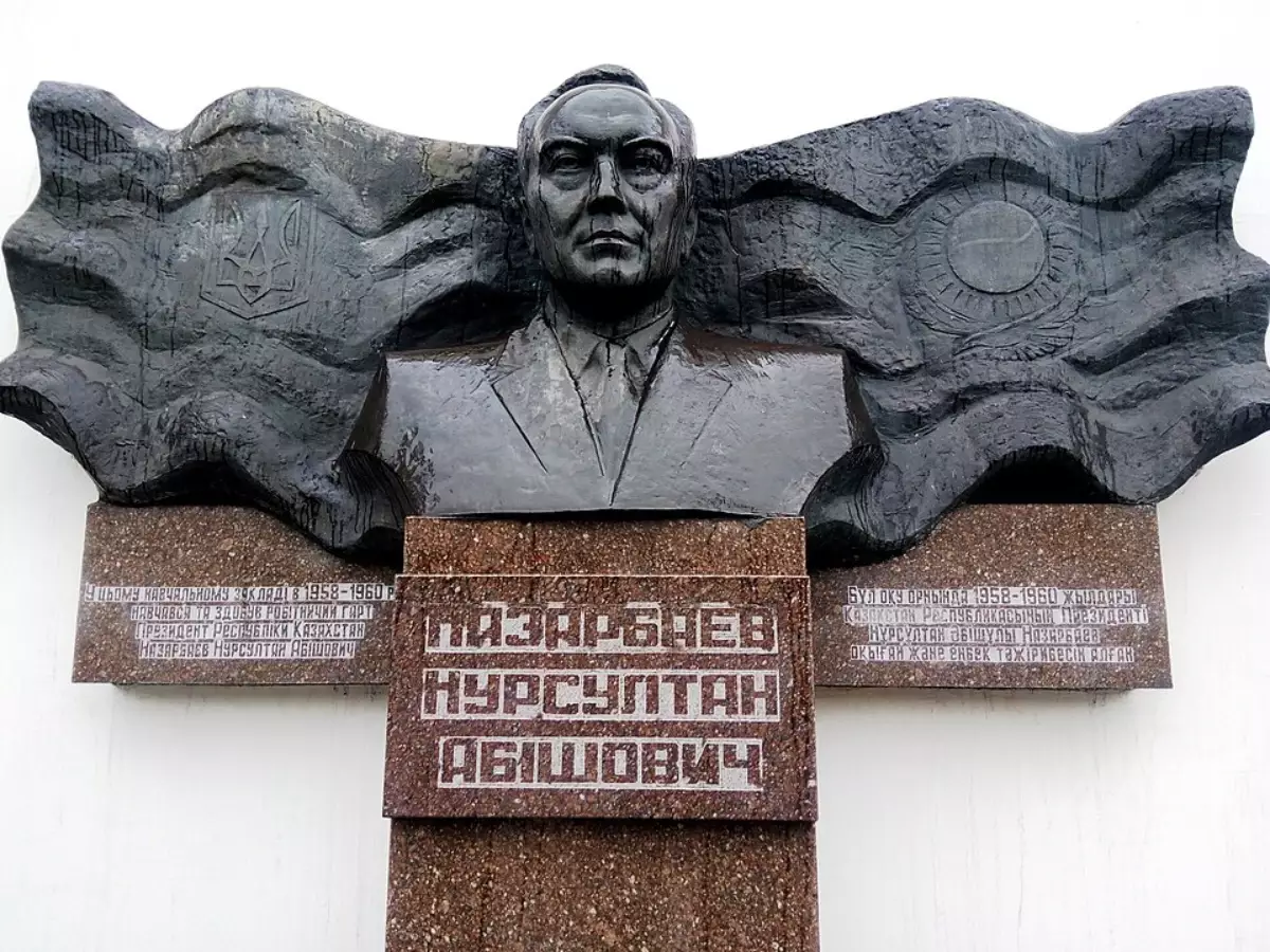 Украина билігі Назарбаевтың құрметіне орнатылған ескерткішті бұзудан бас тартты