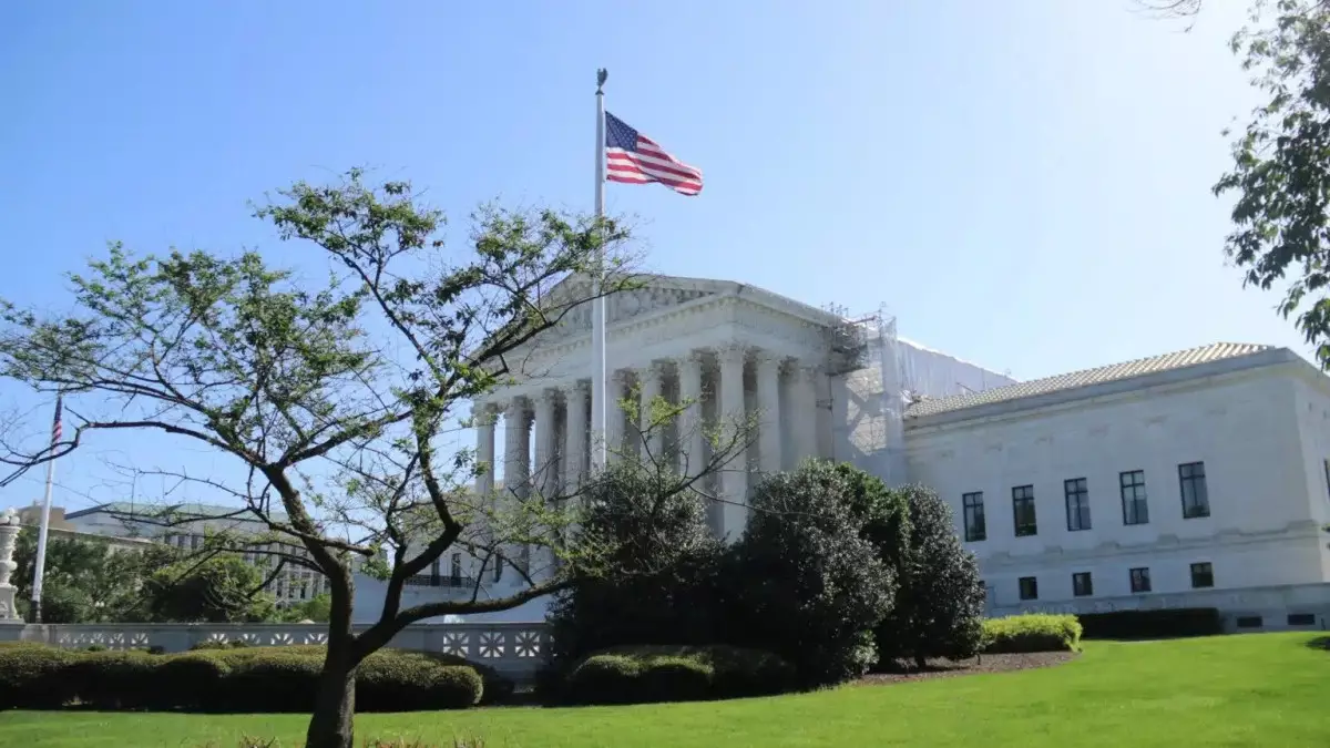 Сот Трампқа Ақ үйдегі құрылысты жалғастыруға уақытша рұқсат берді