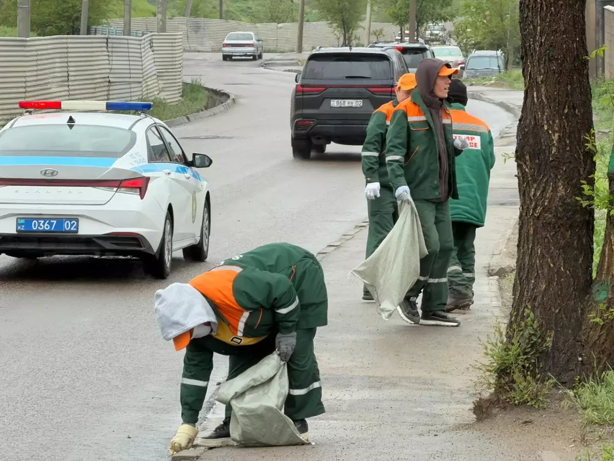 Алматыда Карьерная көшесінде тұрғындар мен коммуналдық қызмет өкілдерінің қатысуымен сенбілік өтті