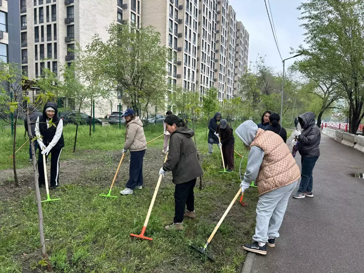 Төле би мен Райымбек көшелері аралығында Үлкен Алматы өзенінің жағалауы тазартылды