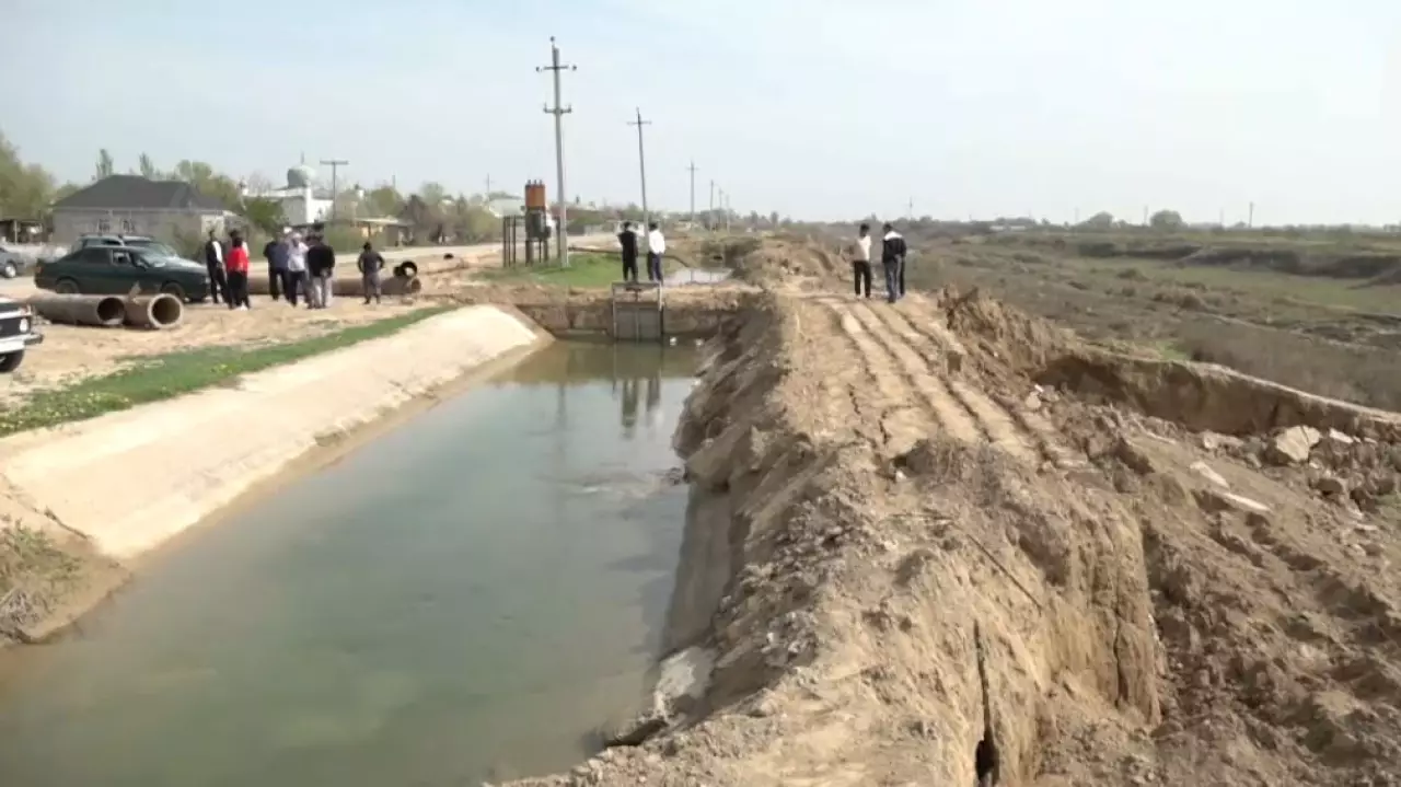 Түркістан облысындағы каналдың қос қапталы опырылып түскен