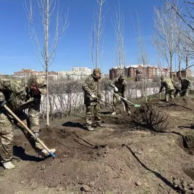 В строю и в деле: военнослужащие Сухопутных войск поддержали экологическую инициативу «Таза Қазақстан»