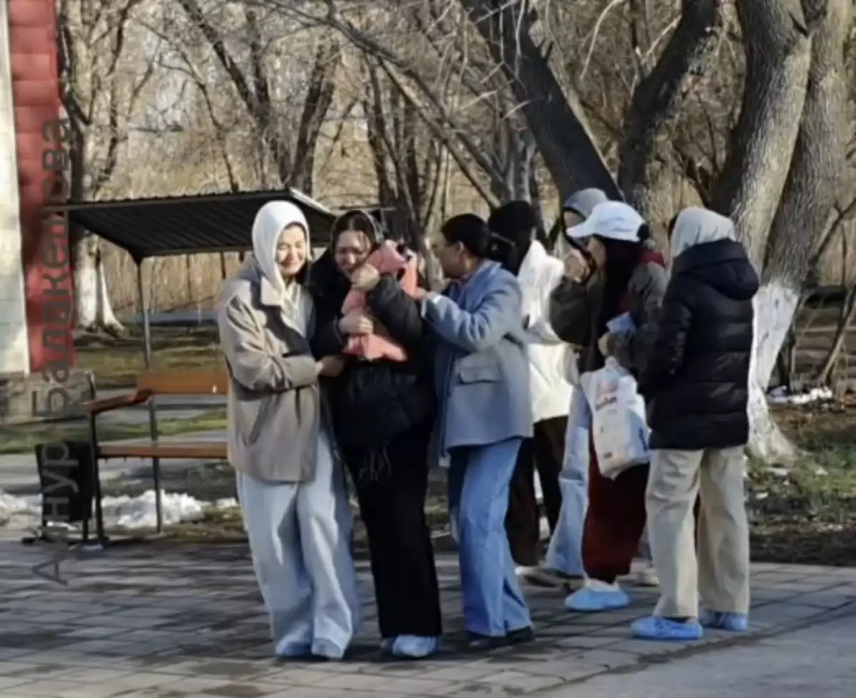 "Жасанды тыныс алу аппараты болмаған": Қарағандыда бүлдіршін ауруханада көз жұмып, бұл жағдай қоғамда дау тудырды (видео)