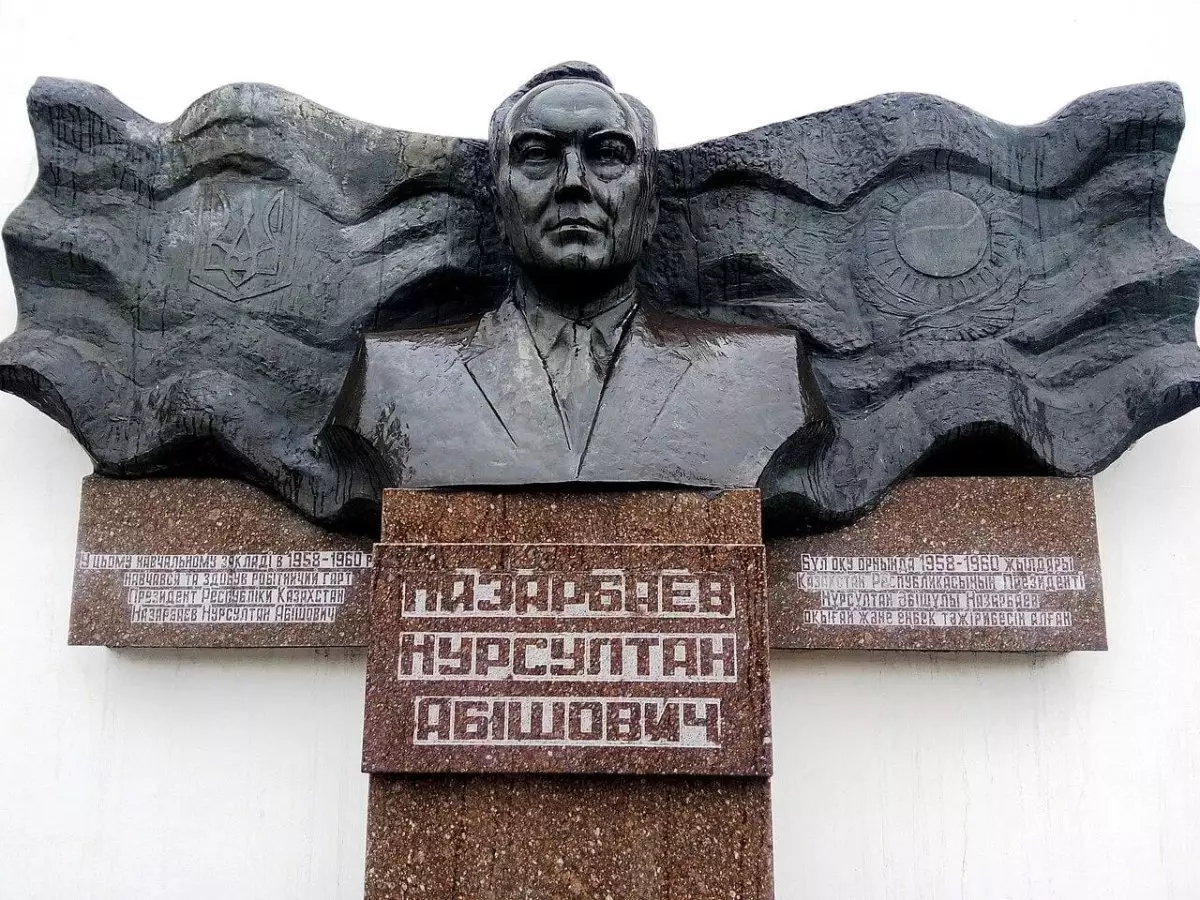 Украинада Назарбаевқа қойылған мүсін алынбайтын болды