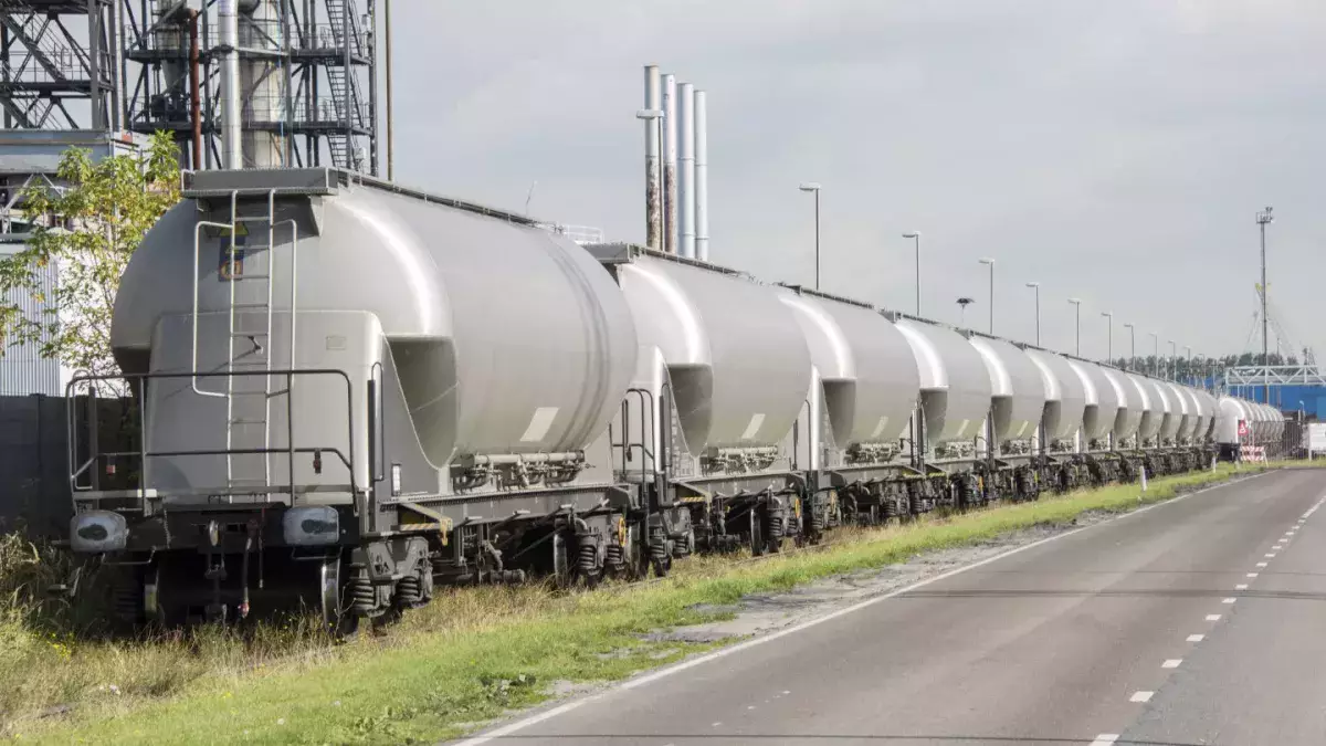 Казахстан планирует продлить ограничения на экспорт топлива до 2026 года.