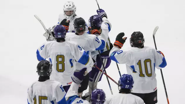 Казахстан забросил пять шайб и стартовал с победы на ЧМ по хоккею