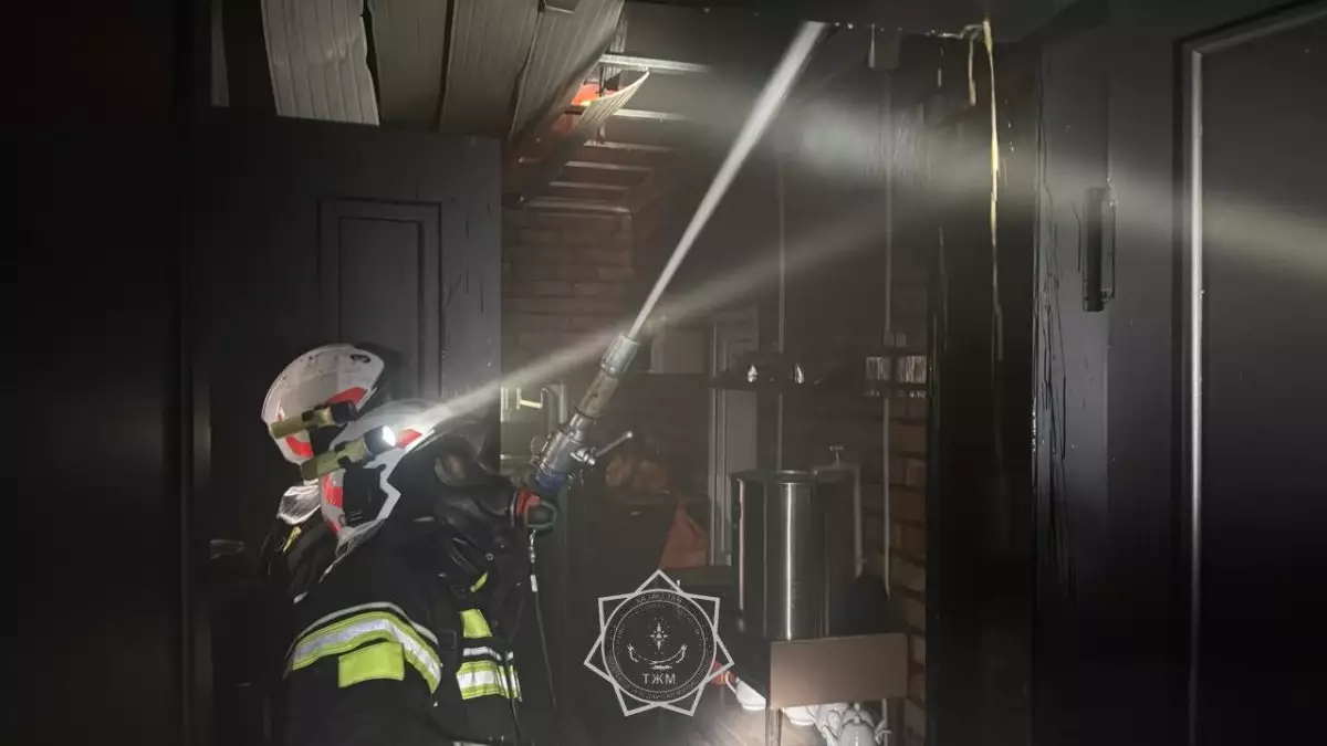 В Шымкенте спасатели ликвидировали пожар в кафе и предотвратили угрозу взрыва