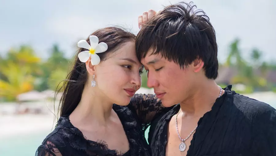 Үнді актрисасына ұқсатқан: Қайрат Нұртас әйелі Жұлдызбен қалай танысқанын айтты