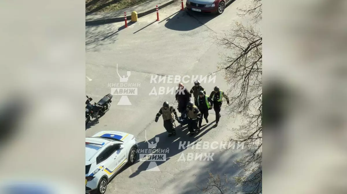 В Киеве вооруженный мужчина захватил заложников в супермаркете