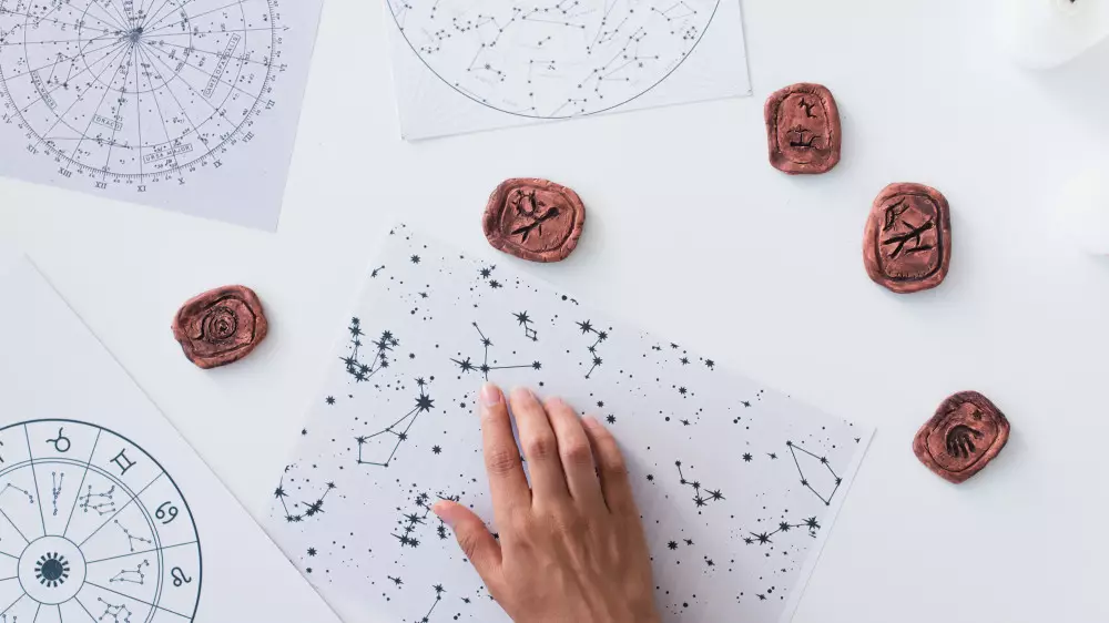 Гороскоп на май 2026 года - кому удастся закрыть долги, а кому повезёт в любви