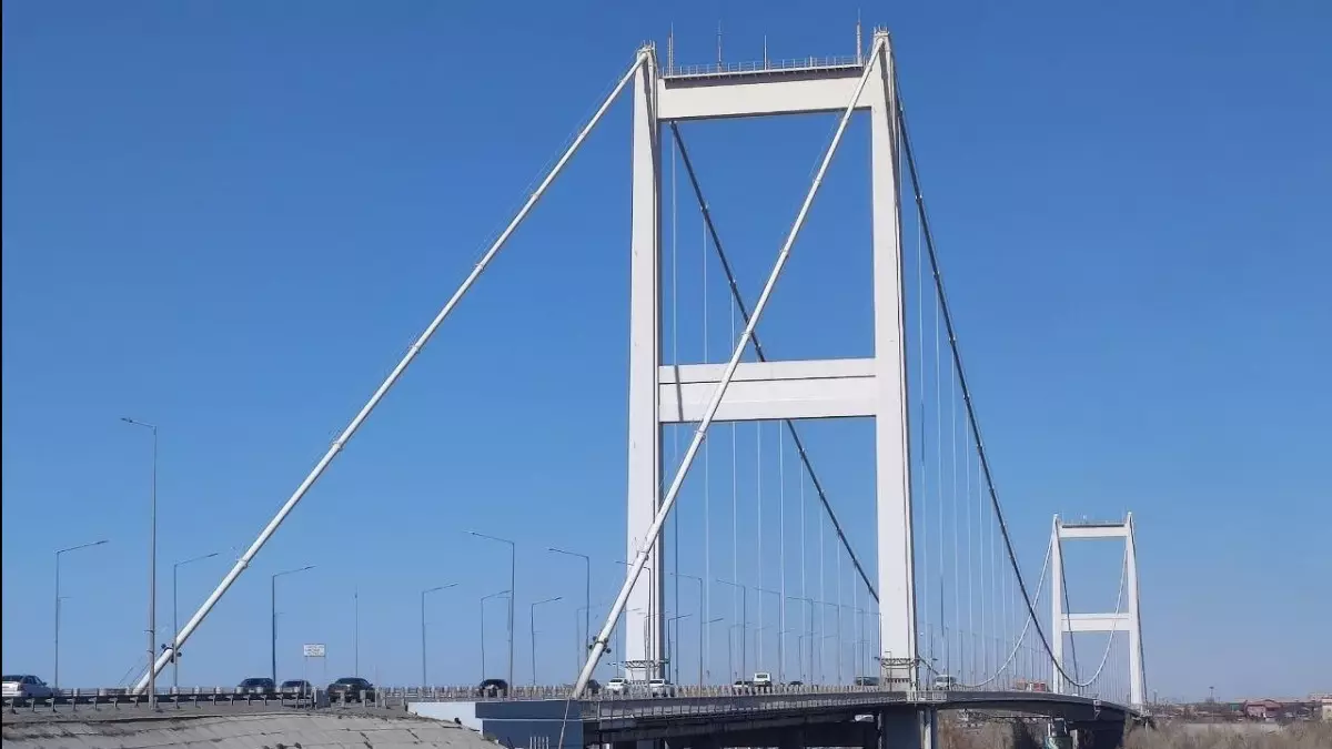 Японский мост в Семее готовится к "взлёту": оторвавшаяся пластина напугала горожан