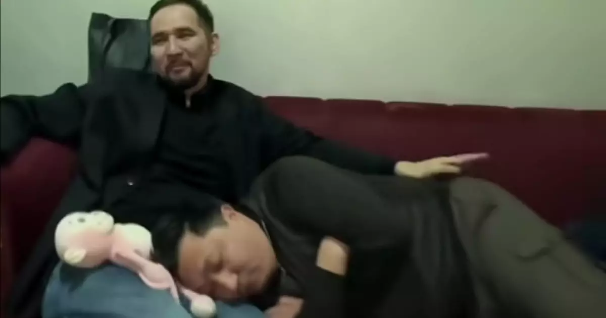   «Жер таңдамай ұйықтай беретін досың»: «Өнер қырандыры» елді тағы да күлдіртті   