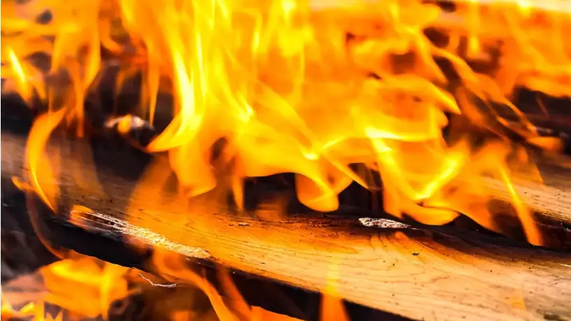 Қостанайда көпқабатты үй өртеніп, тұрғындар эвакуацияланды