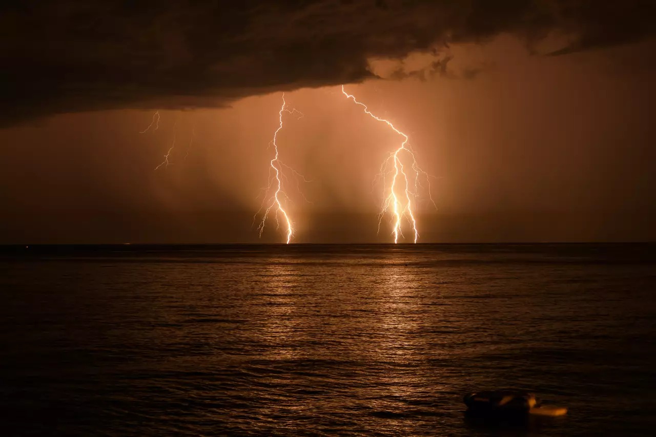 Дождь, грозы и сильный ветер ожидаются в Казахстане