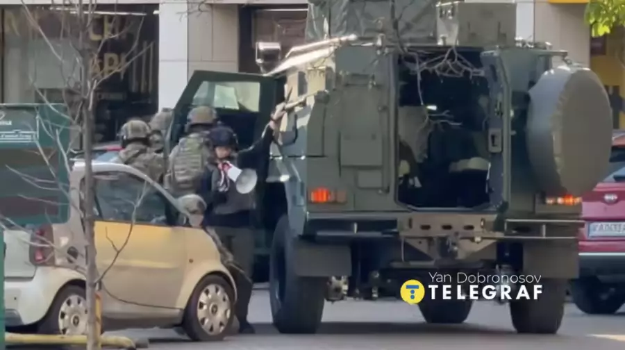 Ер адам көшеде оқ жаудырды:  6 адам қаза тапты, 15-і жараланды