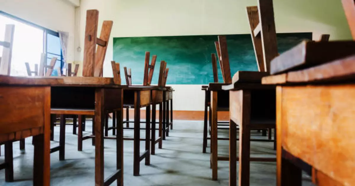   Бір ғасыр бұрын салынған мектеп: Жетісуда оқушылар апатты ғимаратта білім алып жүр   