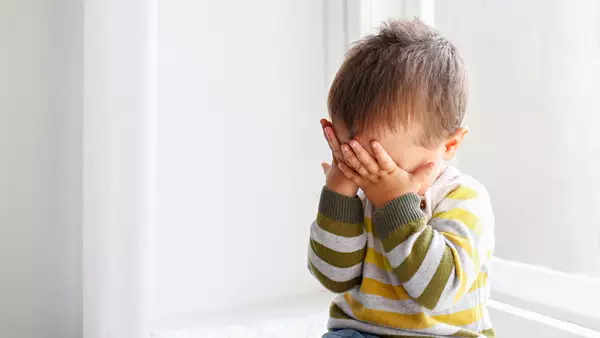 "Ұйықтамаңдар, әйтпесе бір жерлеріңді кесіп аламын!". Маңғыстаудағы балабақшалардың бірінде ата-аналар дабыл қағып, шу шықты