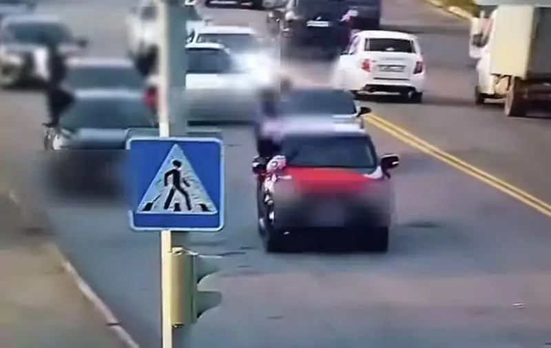 Свадебный кортеж устроил опасное шоу на дороге в Уральске