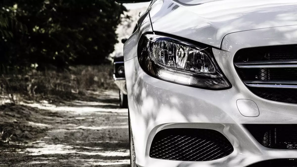 Свадебный кортеж в Уральске оштрафовали за опасную езду