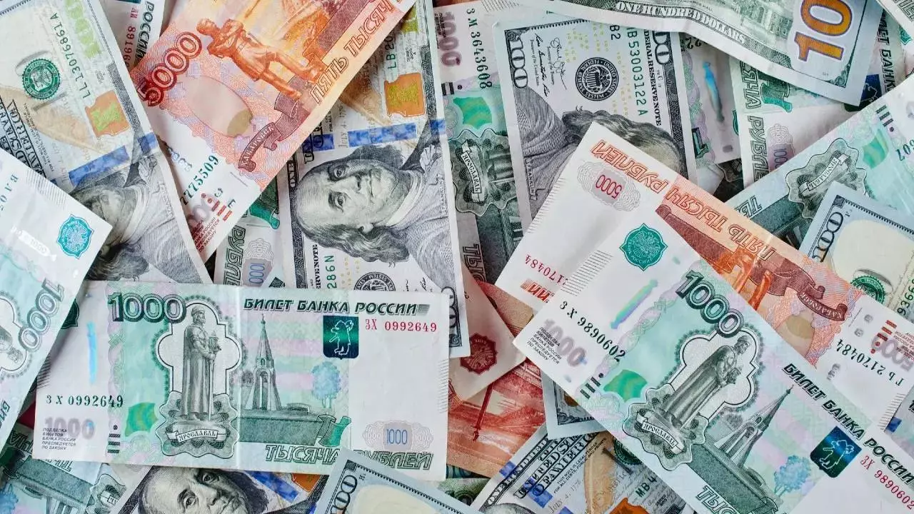 Доллар тағы қымбаттады: Ақша айырбастау бекеттеріндегі жаңа бағам