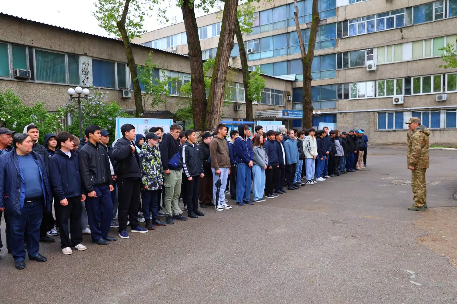 Алматинским школьникам показали, как готовят офицеров связи и радиоэлектроники