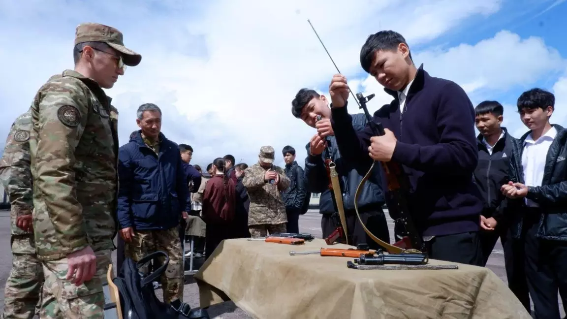 Әскери бөлімдер қарапайым халыққа есіктерін айқара ашты