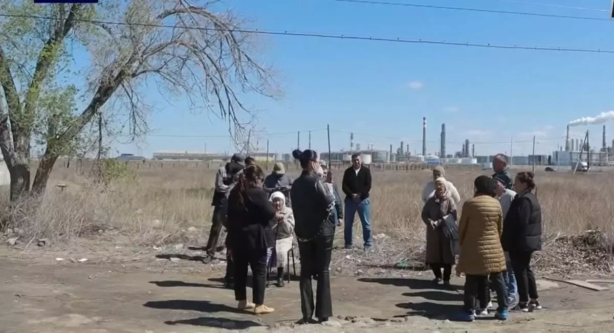 «Улы иіс пен дірілден шаршадық»: Атырау зауыты маңындағы тұрғындар шу шығарды