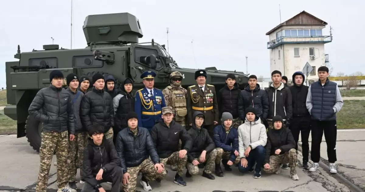   Ашық есік күнінде 15 мыңнан астам адам әскери бөлімді аралады   
