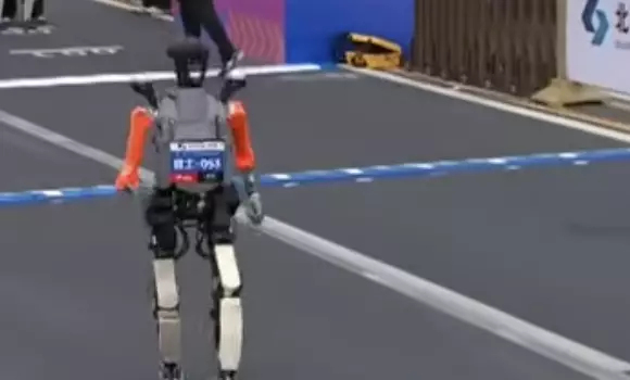 Бейжіңдегі марафонда роботтар алғаш рет адамдарды басып озды
