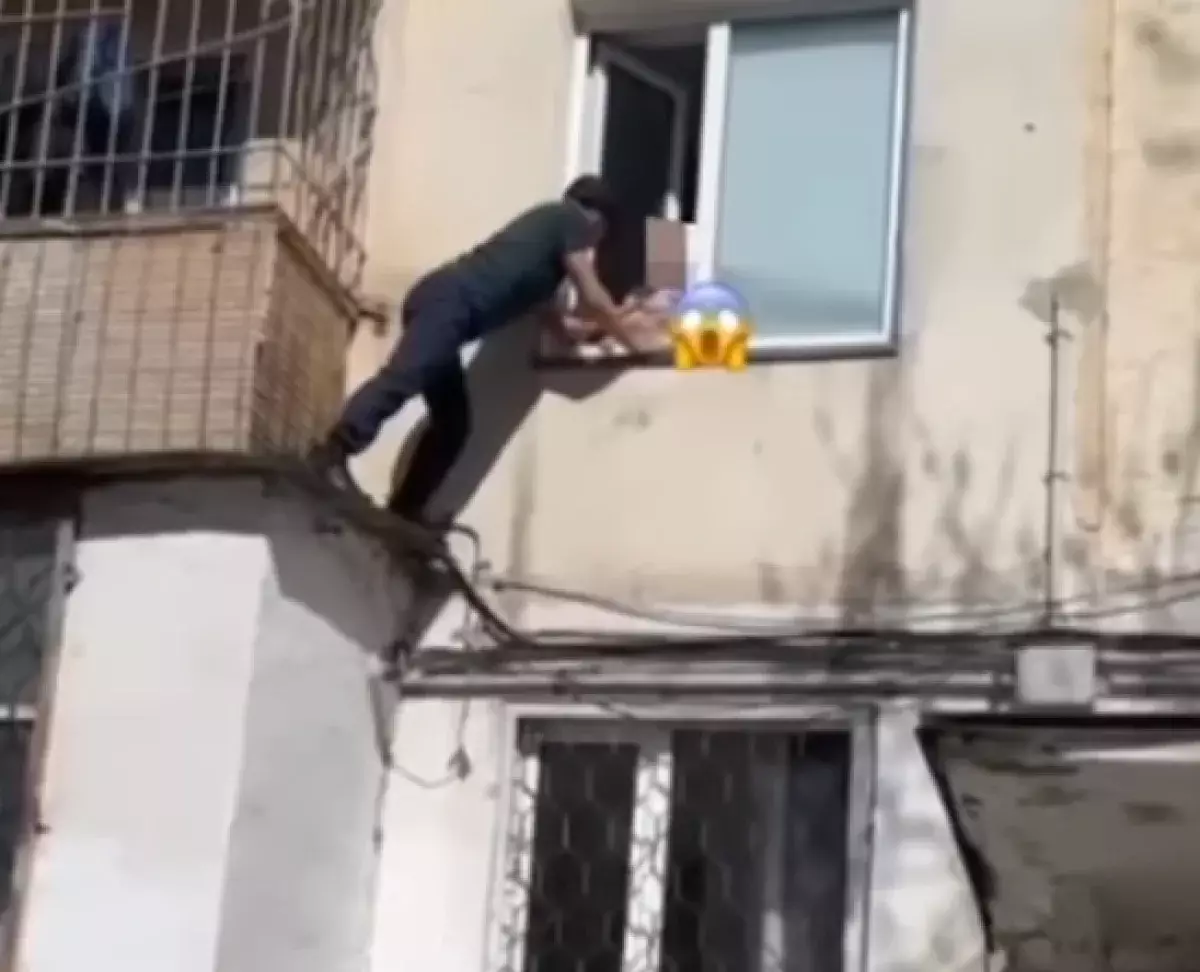 Поступок мужчины, спасшего ребёнка от падения из окна, восхитил казахстанцев
