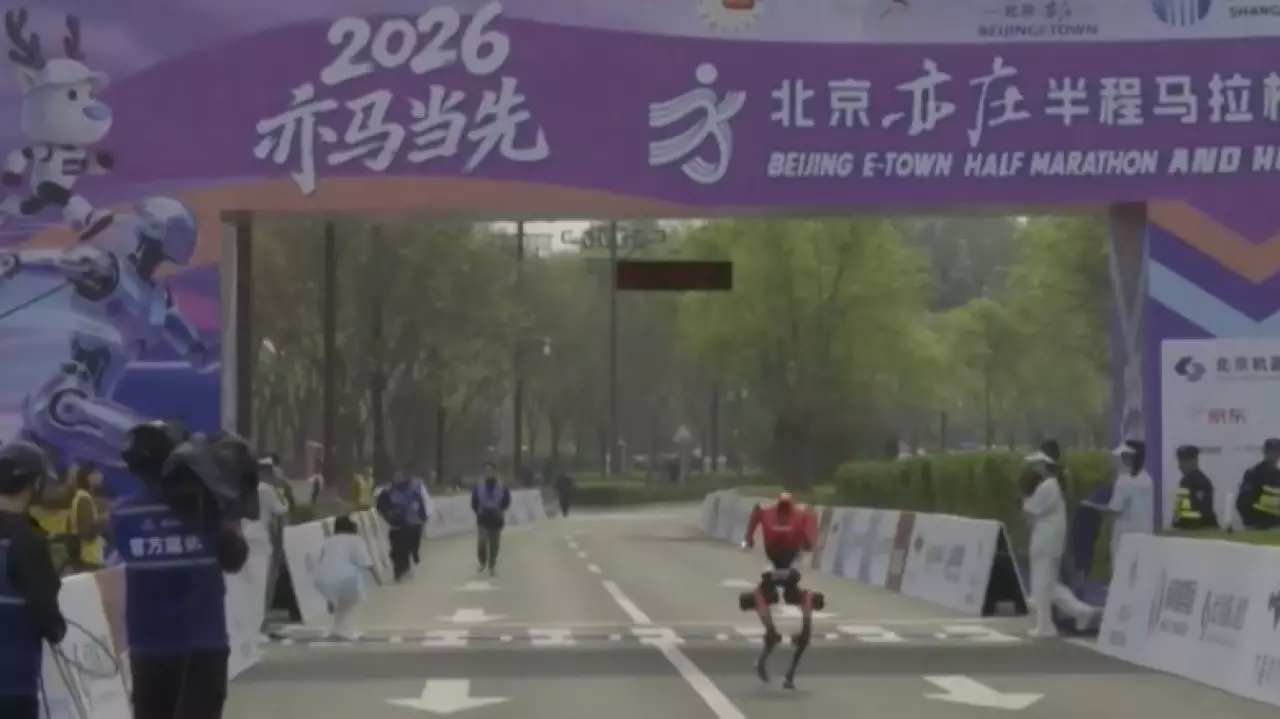 Гуманоидные роботы пробежали полумарафон в Китае