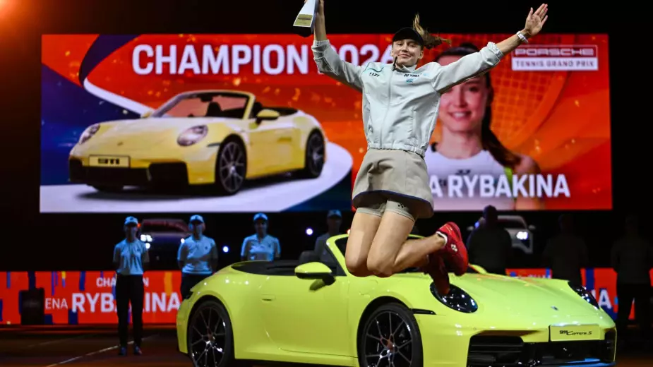 Елене Рыбакиной вручили новый Porsche за победу на турнире WTA 500 в Штутгарте (ВИДЕО)